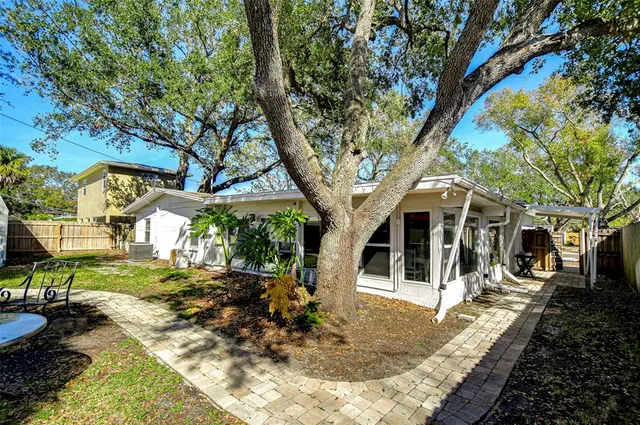 a view of a house with backyard