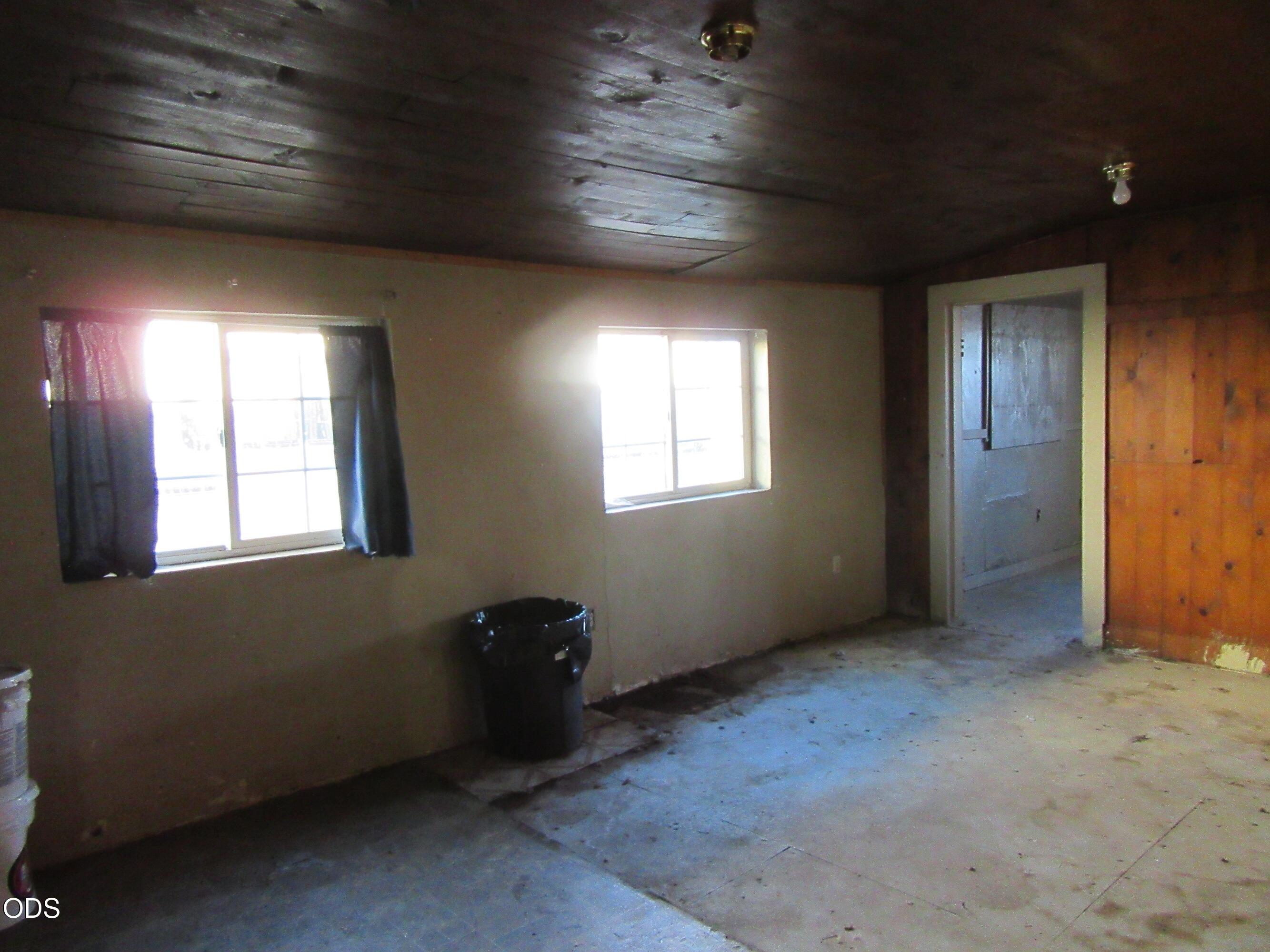 9805 East Langell Valley Road Bonanza, OR 97623 - Photo 12 of 41 an empty room with windows