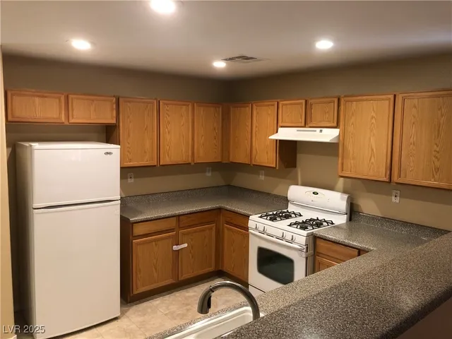 $2,395 | 842 Trout Stream Court, Henderson, NV 89052