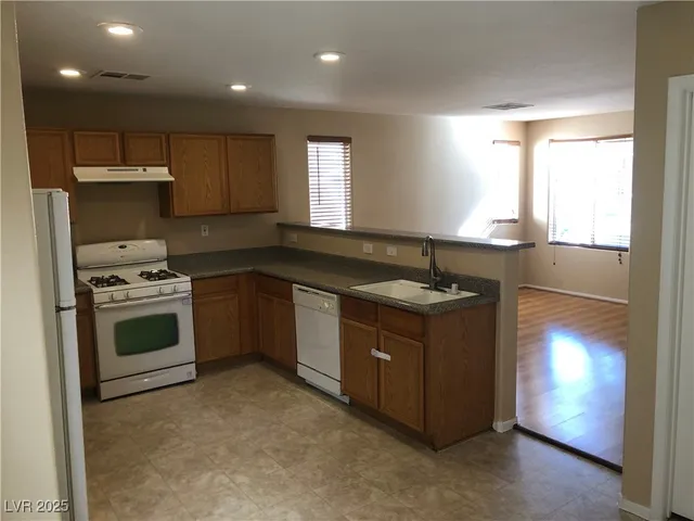 $2,395 | 842 Trout Stream Court, Henderson, NV 89052