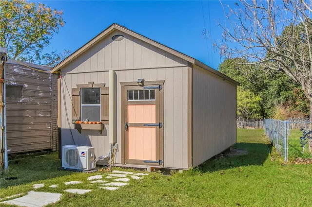 a view of a backyard with barn