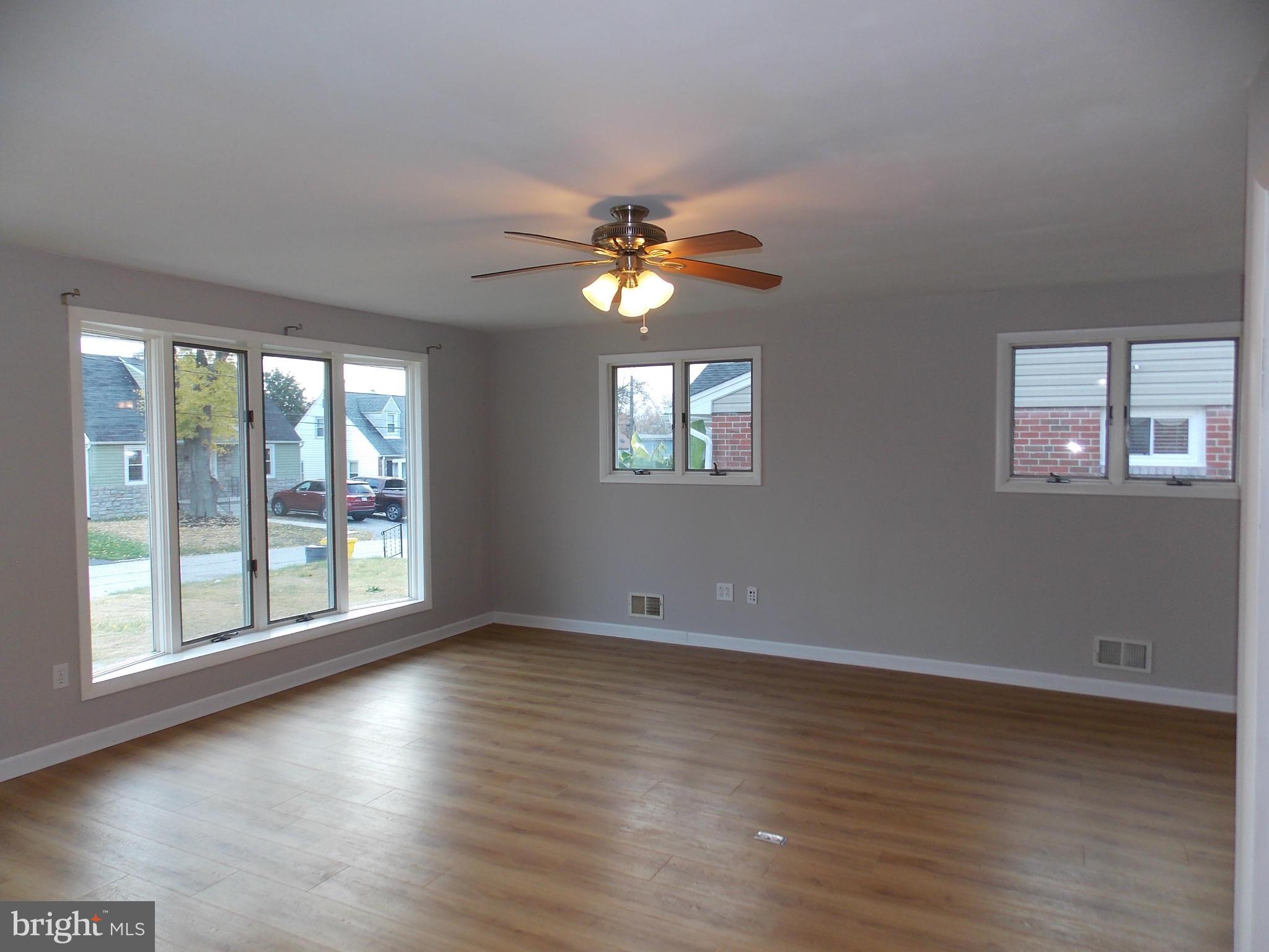 164 Roland Road Pasadena, MD 21122 - Photo 5 of 30 Living Room