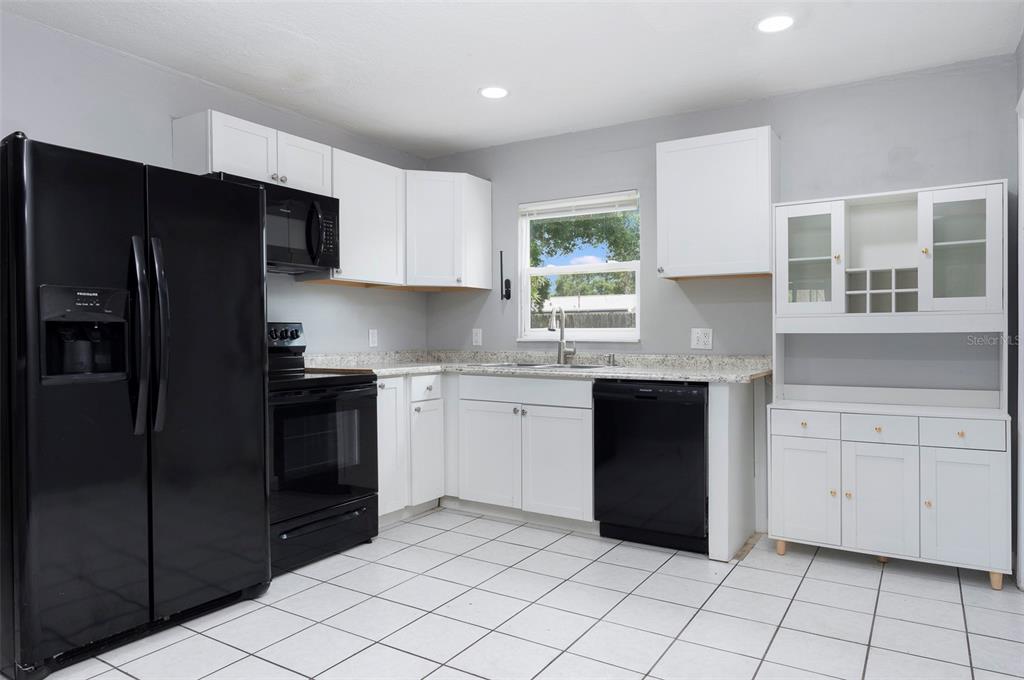 5255 45th Avenue North St. Petersburg, FL 33709 - Photo 8 of 24