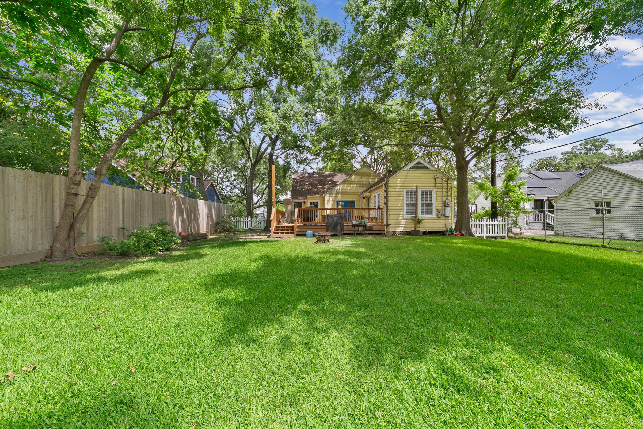 503 West 33rd Street Houston, TX 77018 - Photo 30 of 34 View from the back of the spacious lot. Plenty of room to build your dream home.