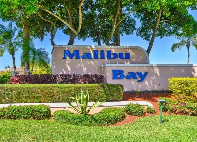 $425,000 | 752 Northwest 208th Terrace, Pembroke Pines, FL 33029