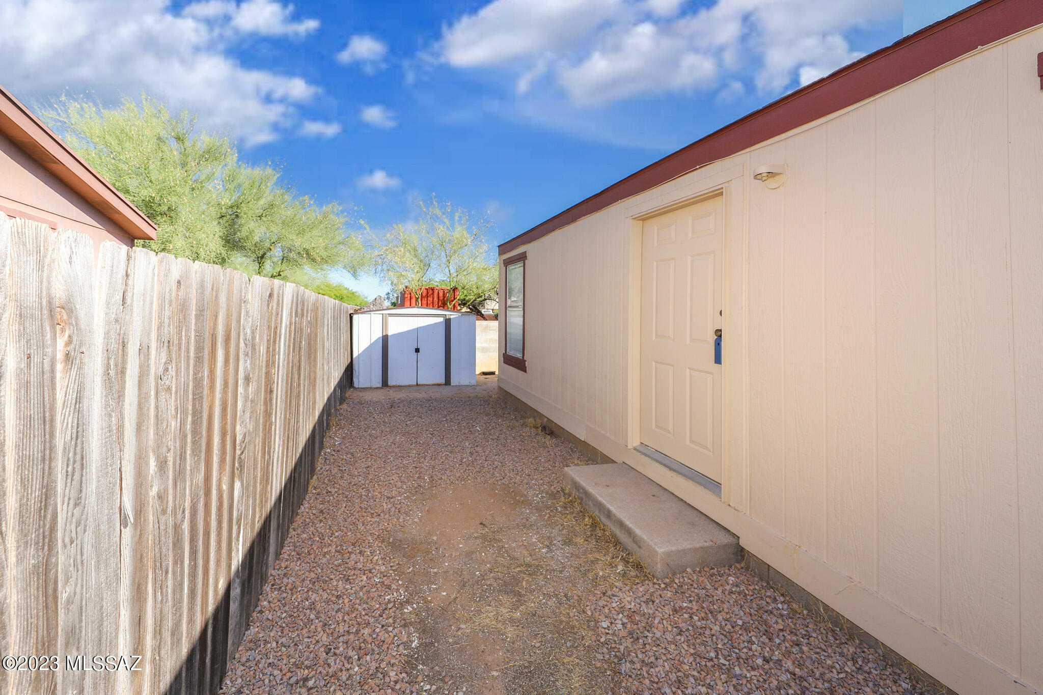 55 East King Road Tucson, AZ 85705 - Photo 4 of 26 a view of a backyard
