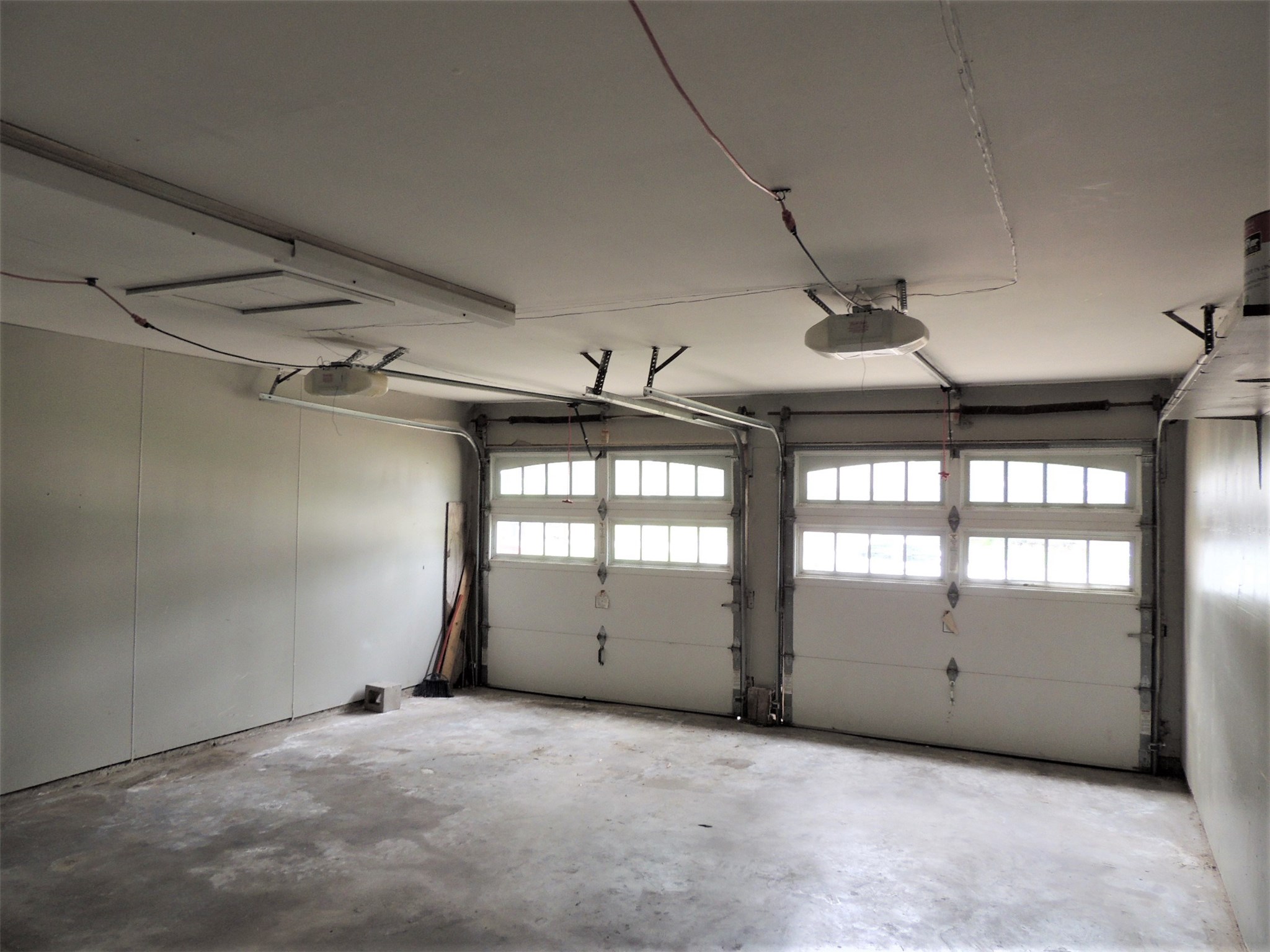 6126 Rena Street Houston, TX 77092 - Photo 22 of 24 an empty room with windows