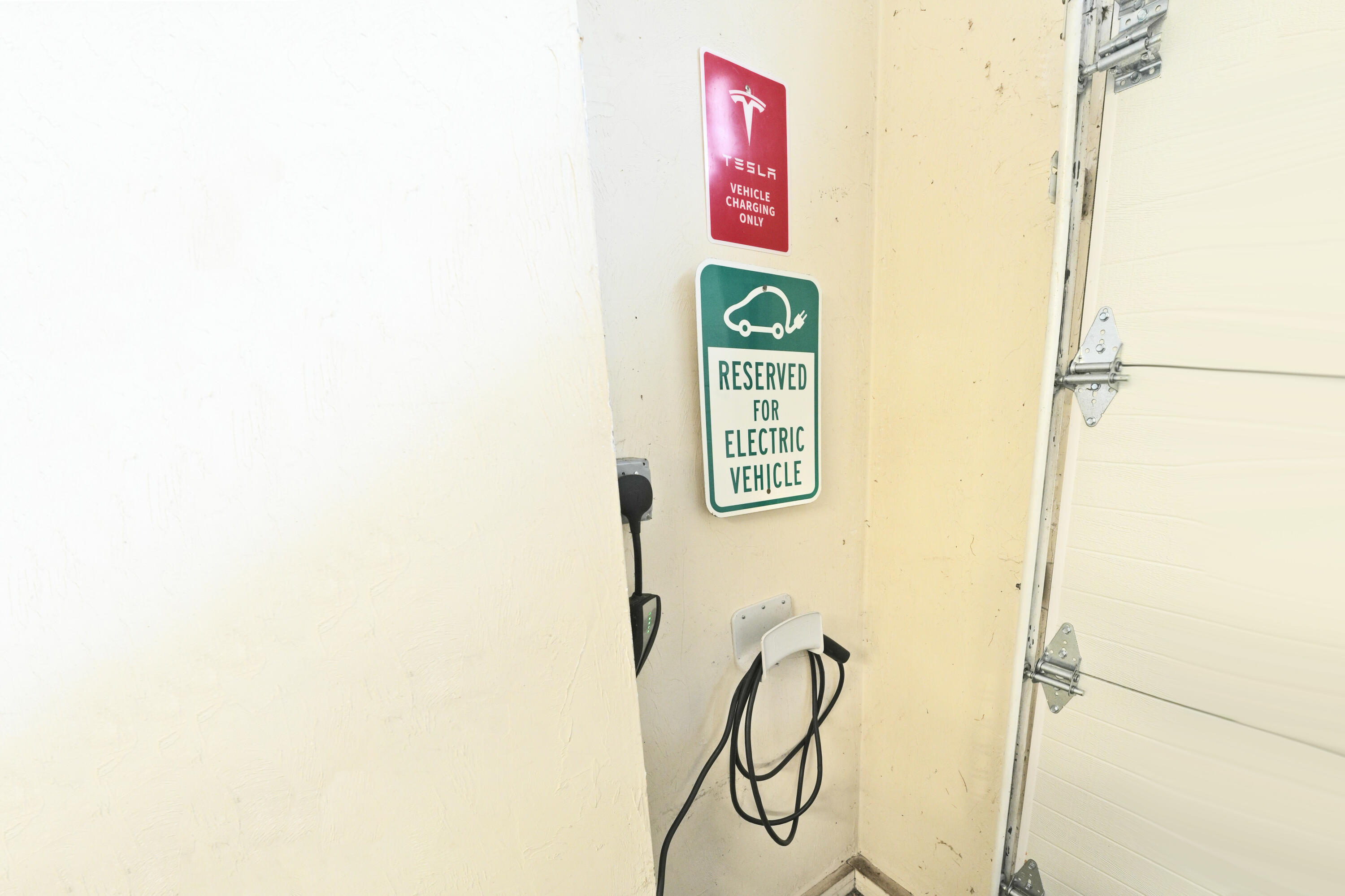 189 Mills Road Kennebunkport, ME 04046 - Photo 70 of 85 EV plug-in, supplied by solar