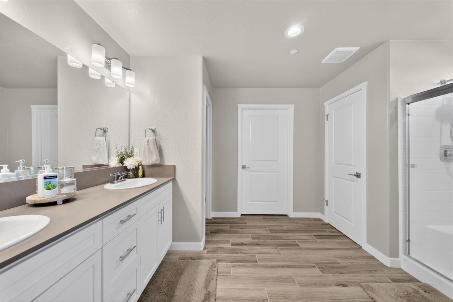4219 North Reed Avenue Fresno, CA 93723 - Photo 23 of 38 Primary Bathroom