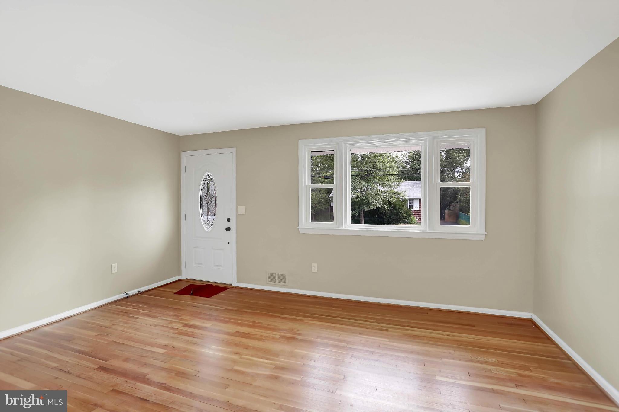 4904 Niagara Road College Park, MD 20740 - Photo 6 of 28 Living Room