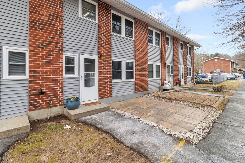 24 Manor Court, Unit 24 Springfield, MA 01118 - Photo 3 of 25 Gallery Image 3