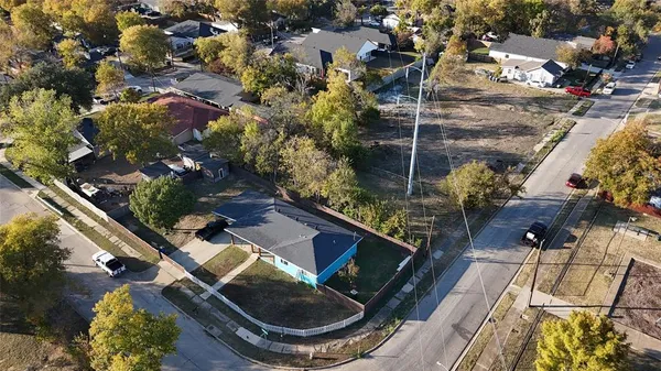 a view of yard from balcony