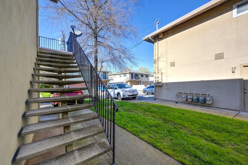 10803 Coloma Road, Unit 4 Rancho Cordova, CA 95670 - Photo 46 of 49 a view of a back yard with a bench and bench