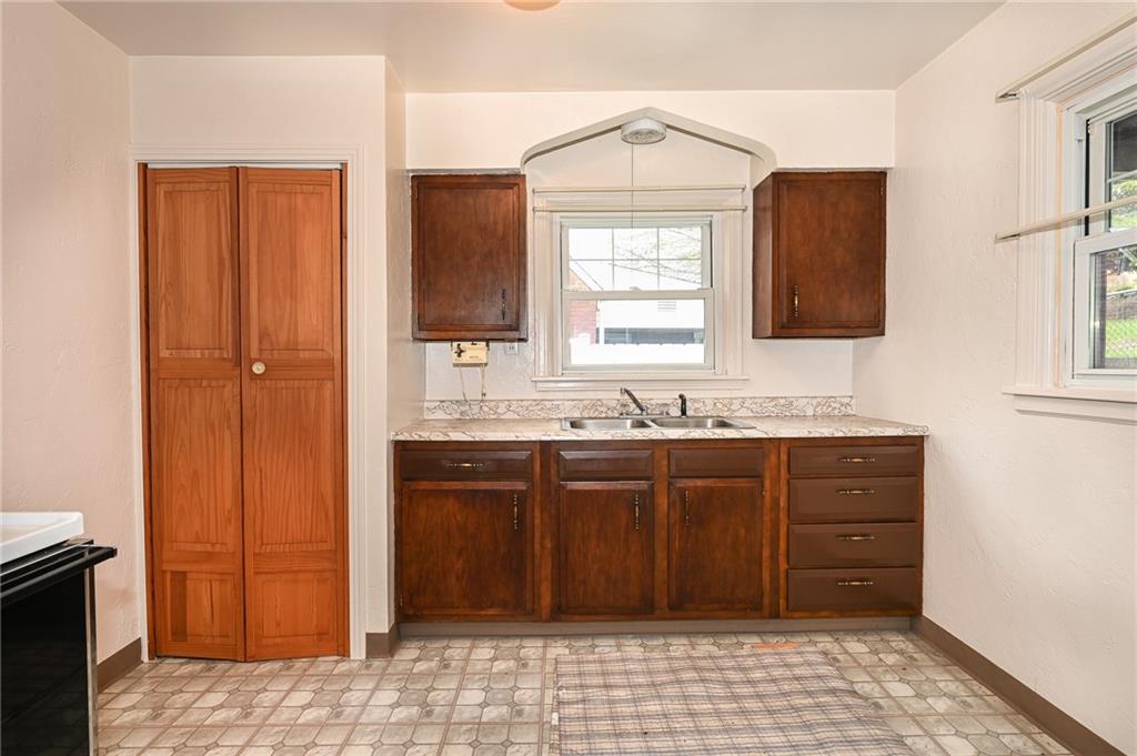 1129 Broughton Road Pittsburgh, PA 15236 - Photo 2 of 25 Gallery Image 2