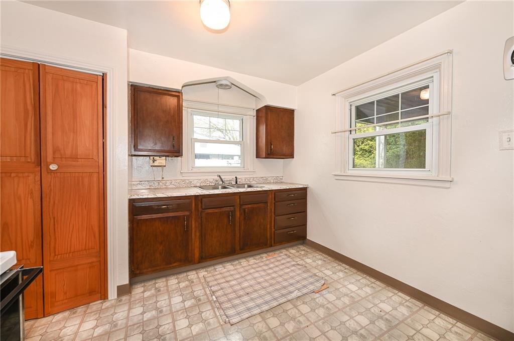 1129 Broughton Road Pittsburgh, PA 15236 - Photo 4 of 25 Gallery Image 4