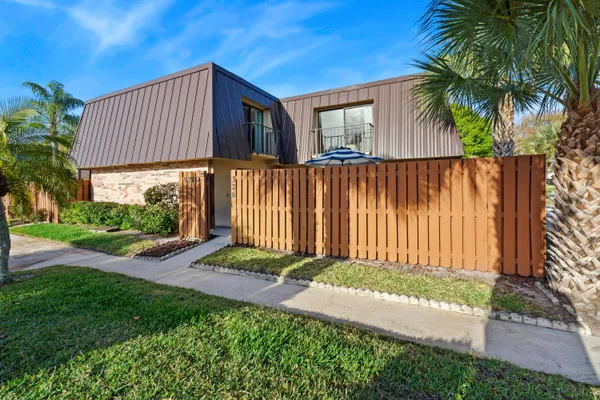 $260,000 | 5720 Southeast Windsong Lane, Unit 326, Stuart, FL 34997