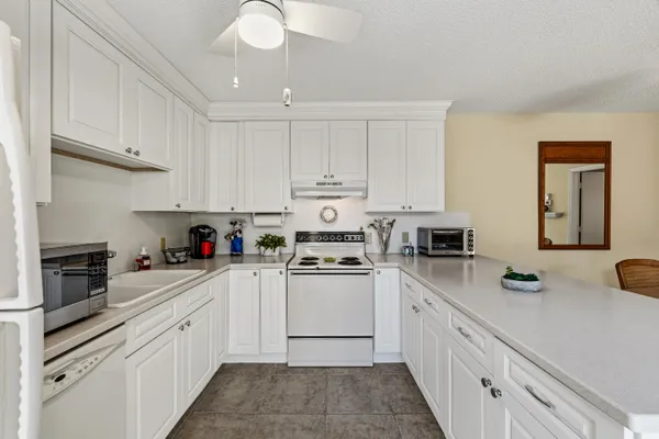 $260,000 | 5720 Southeast Windsong Lane, Unit 326, Stuart, FL 34997