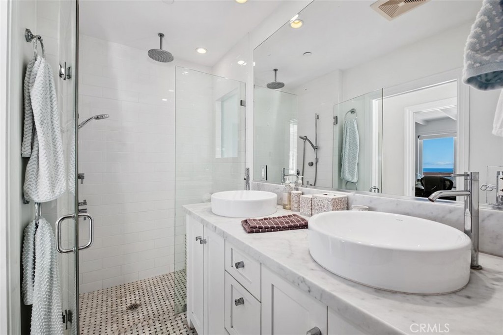 263 Upland Road Laguna Beach, CA 92651 - Photo 31 of 56 Upstairs Bath