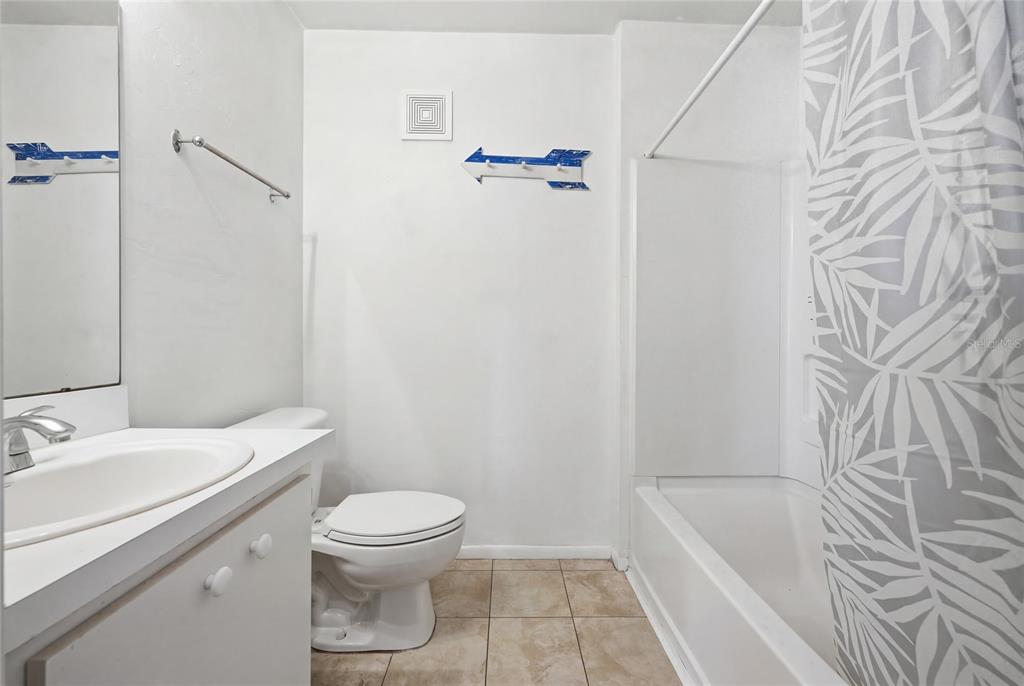 4000 Unit, Unit 3108 Gainesville, FL 32608 - Photo 15 of 20 a bathroom with a toilet and a bathtub