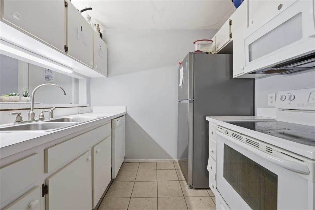 4000 Unit, Unit 3108 Gainesville, FL 32608 - Photo 8 of 20 a kitchen with stainless steel appliances granite countertop a sink stove and refrigerator