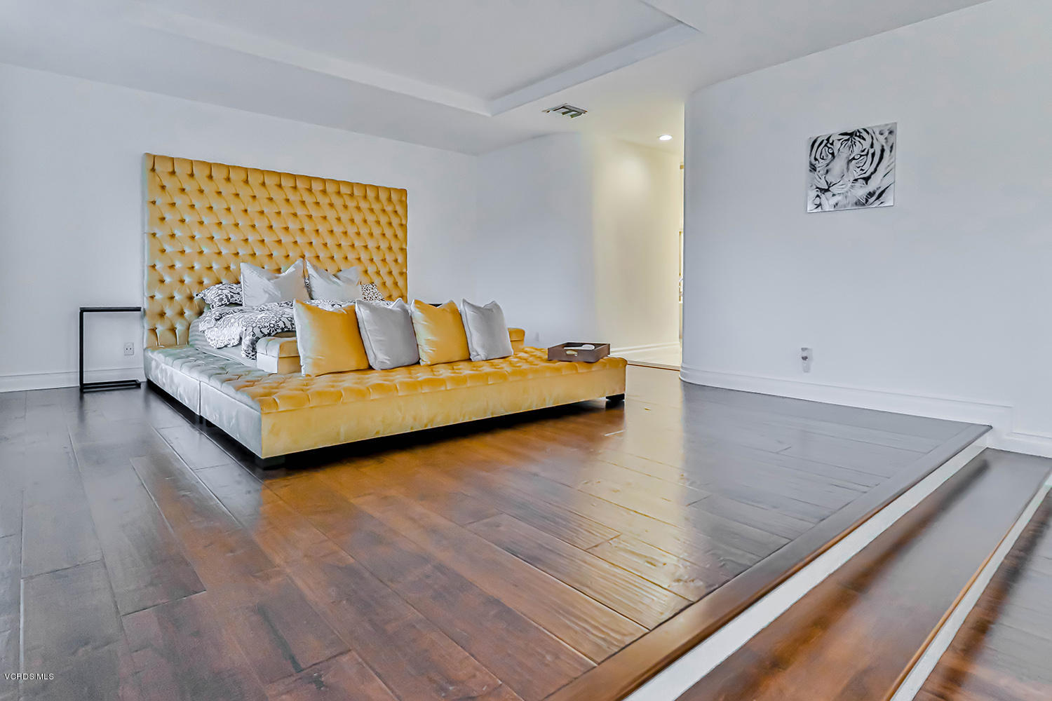 22457 North Summit Ridge Circle Chatsworth, CA 91311 - Photo 35 of 63 a living room with hard wood floors and a couch