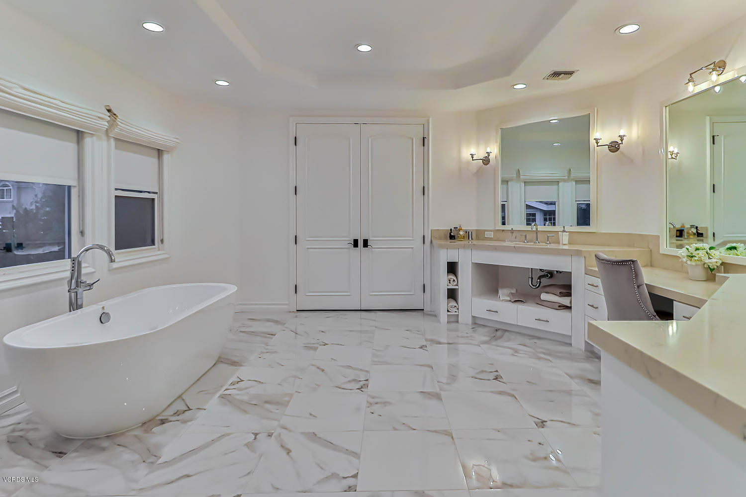 22457 North Summit Ridge Circle Chatsworth, CA 91311 - Photo 38 of 63 a spacious bathroom with a bathtub and a sink