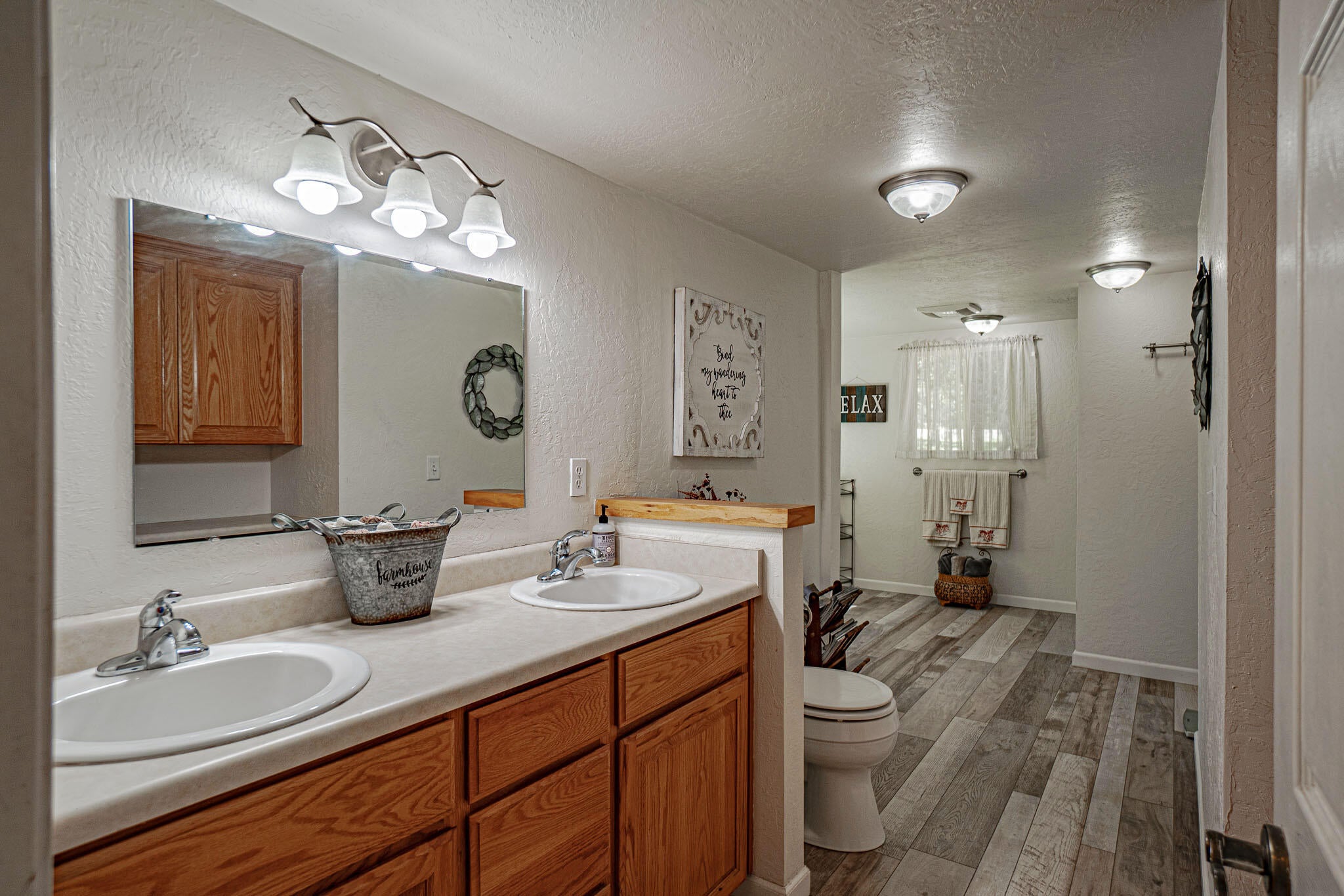 1035 Minthorne Road Rogue River, OR 97537 - Photo 9 of 41 Huge main bathroom has dual sinks + low-entry shower