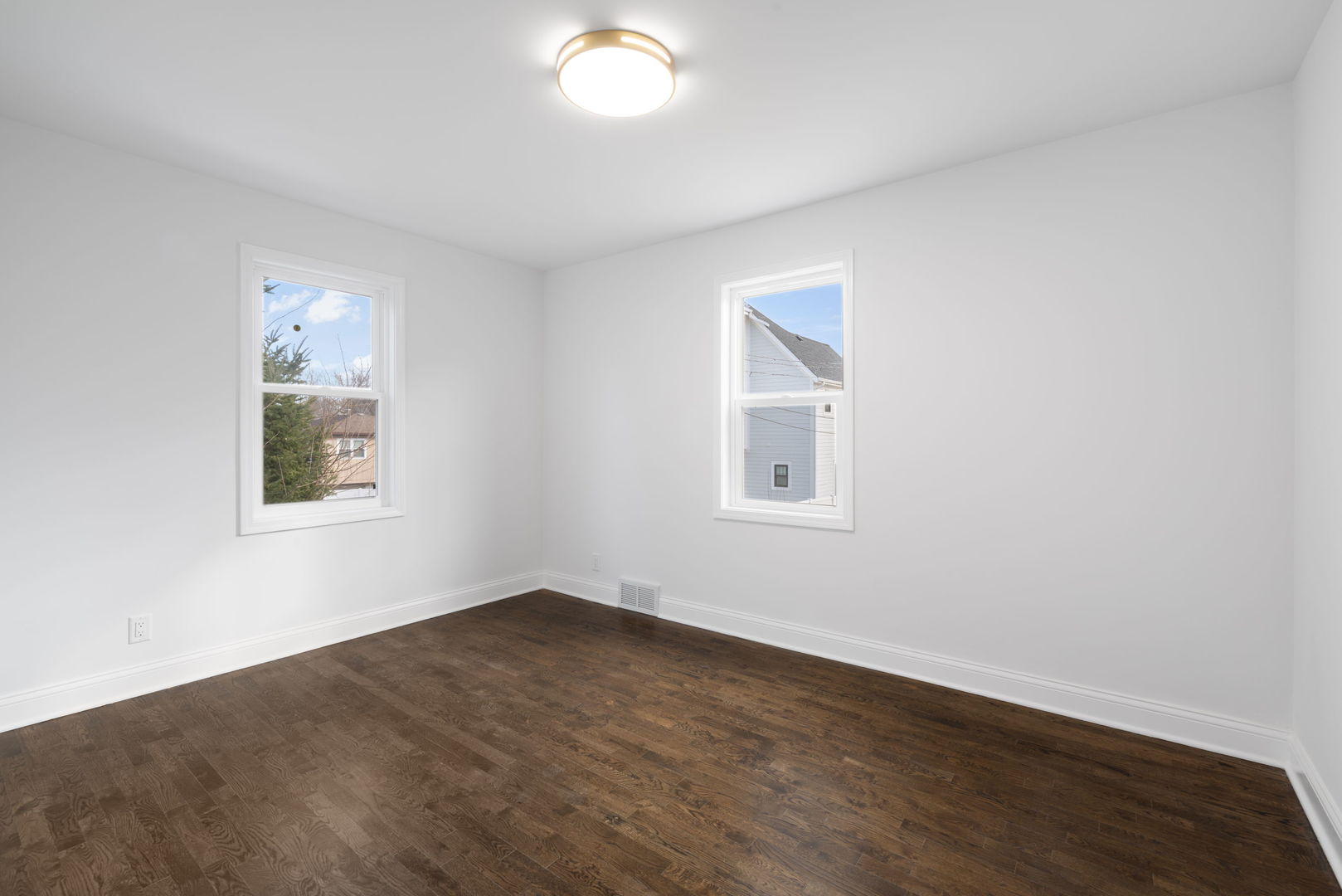 9048 Oneill Drive Burr Ridge, IL 60527 - Photo 15 of 32 an empty room with a window