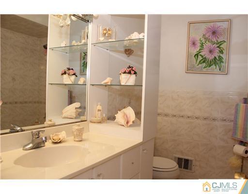 7 Peake Road Edison, NJ 08837 - Photo 7 of 16 Gallery Image 7
