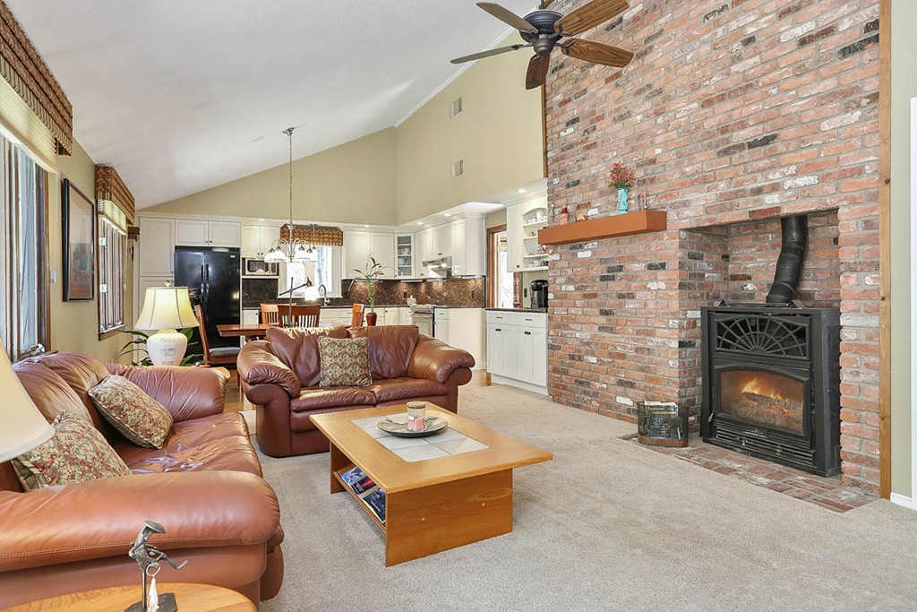 12 Howlett Street Topsfield, MA 01983 - Photo 5 of 26 Gallery Image 5