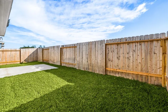 a view of a backyard with barn