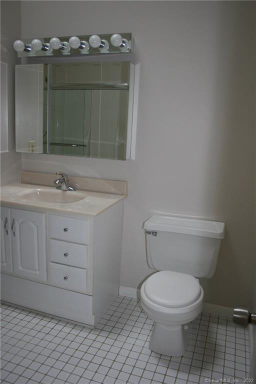 92 Commodore Cmns, Unit 92 Derby, CT 06418 - Photo 16 of 21 a bathroom with a toilet sink and mirror