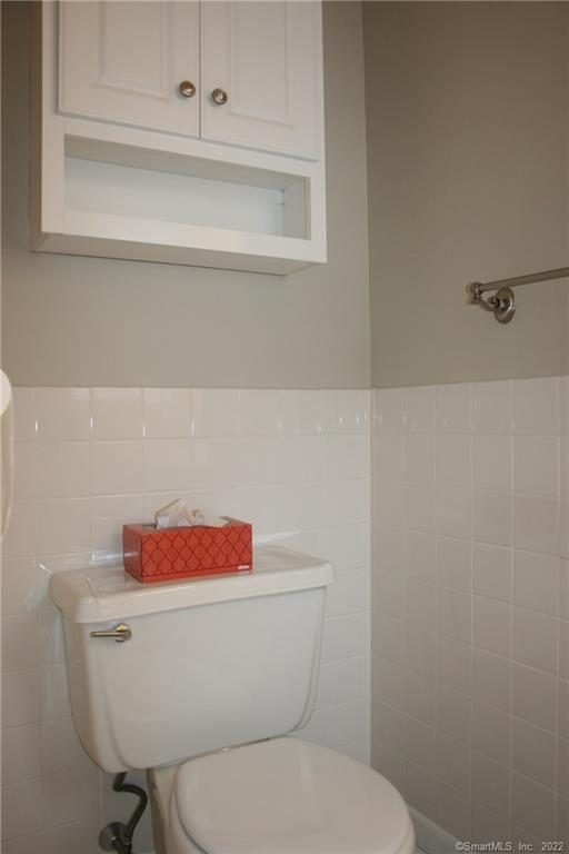 92 Commodore Cmns, Unit 92 Derby, CT 06418 - Photo 18 of 21 a bathroom with a toilet and a shower