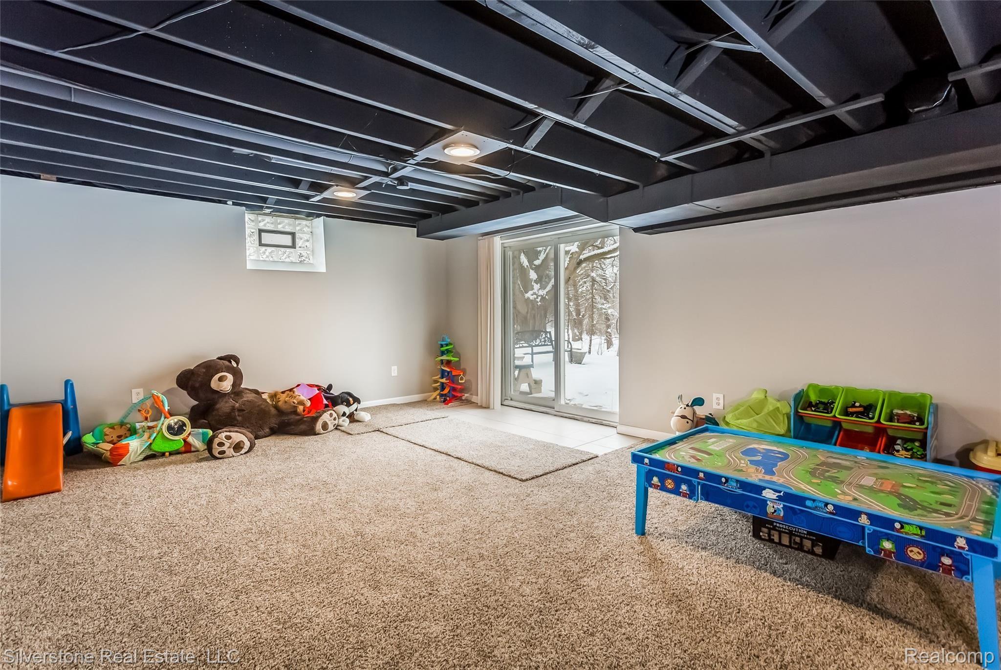 16527 Riverside Drive Livonia, MI 48154 - Photo 28 of 42 027-3656222-large.jpg
