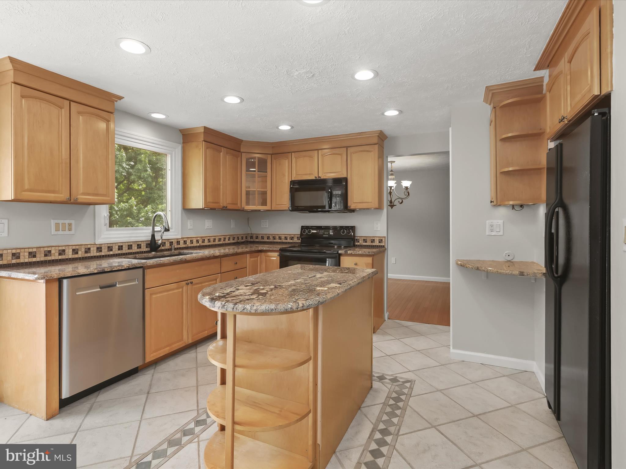 10205 Scaggsville Road Laurel, MD 20723 - Photo 3 of 60 Beautifully Updated Kitchen
