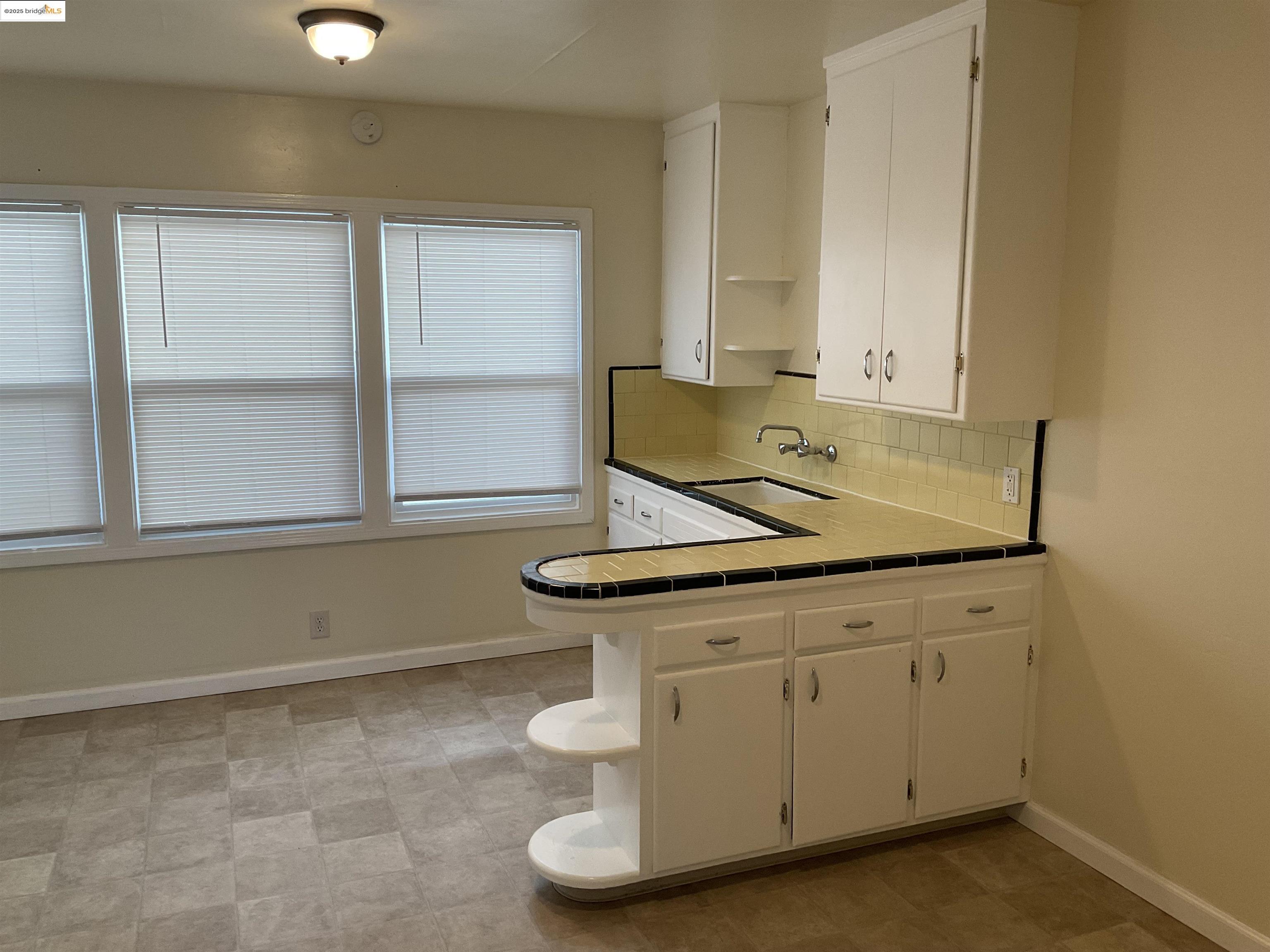 508 McLaughlin Street Richmond, CA 94805 - Photo 3 of 6 a view of table with window