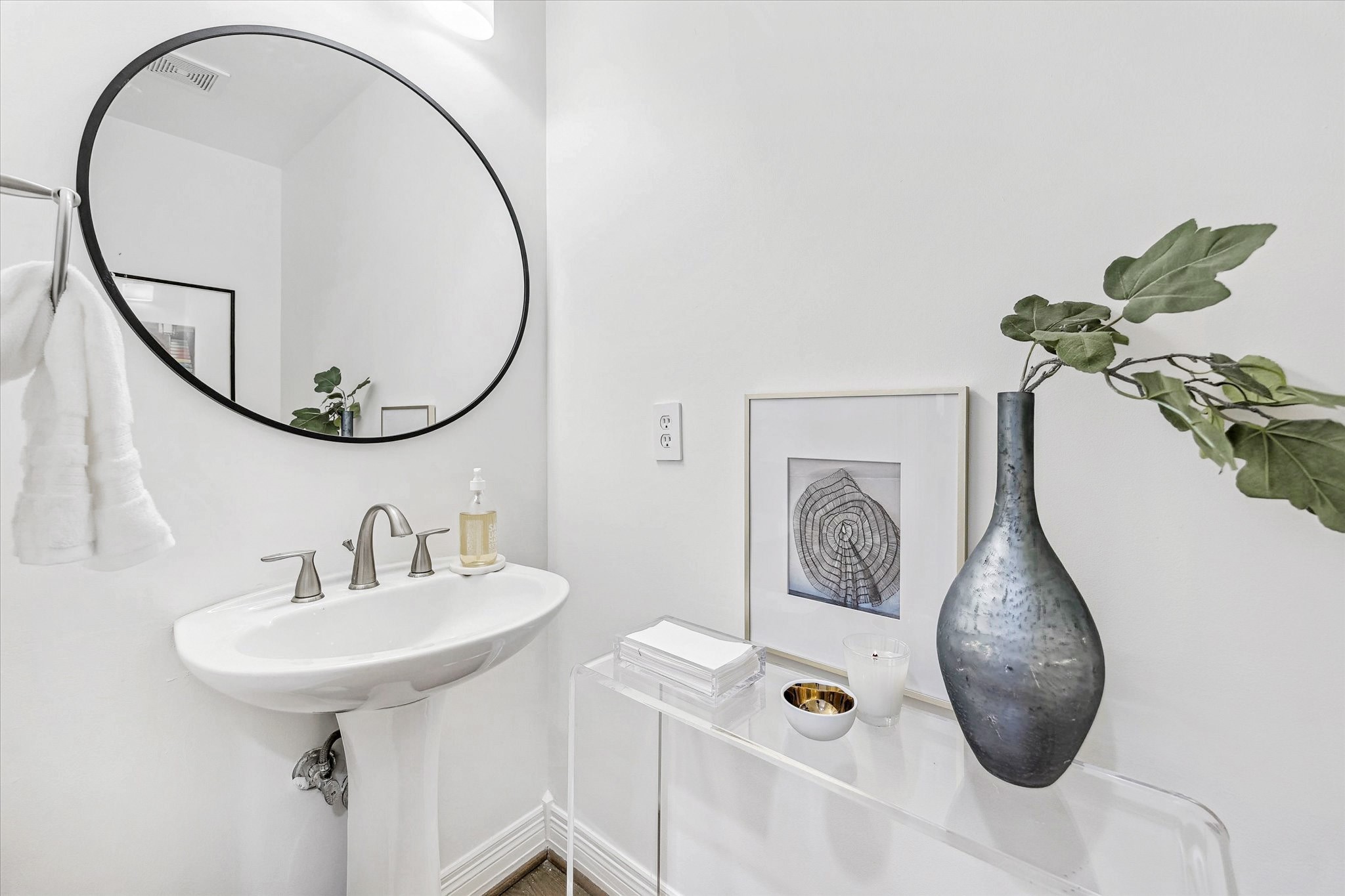 4122 Rice Boulevard West University Place, TX 77005 - Photo 12 of 30 Powder bath with pedestal sink just off the entry hallway.