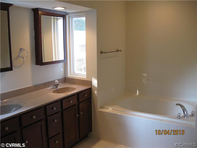 5108 Ridge Road Spotsylvania, VA 22551 - Photo 10 of 19 Master Bath