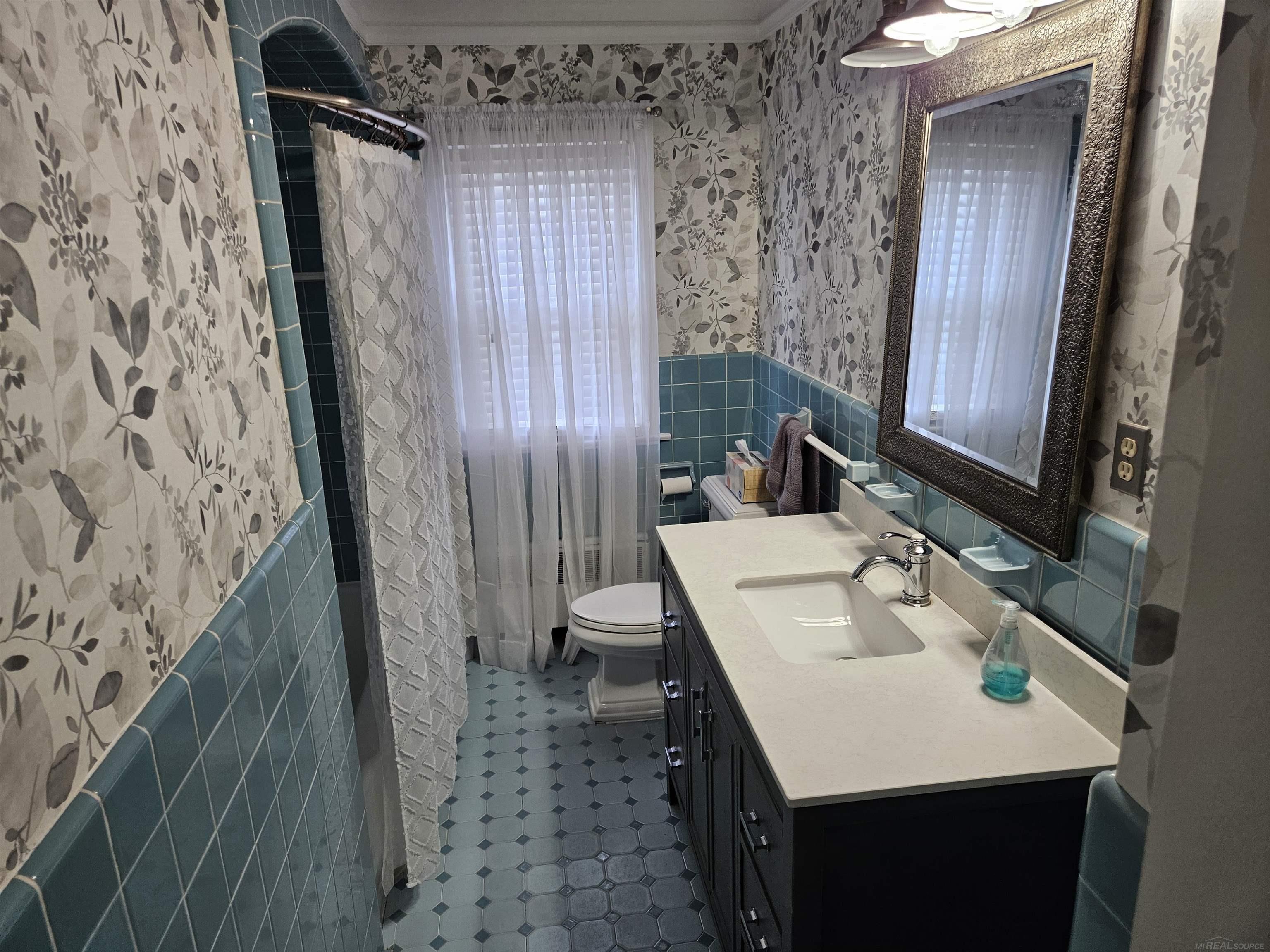 43375 Utica Road Sterling Heights, MI 48314 - Photo 3 of 22 50129614-6de3eac9-4fbe-4761-9c17-0fbcd2ad6c97.JPG