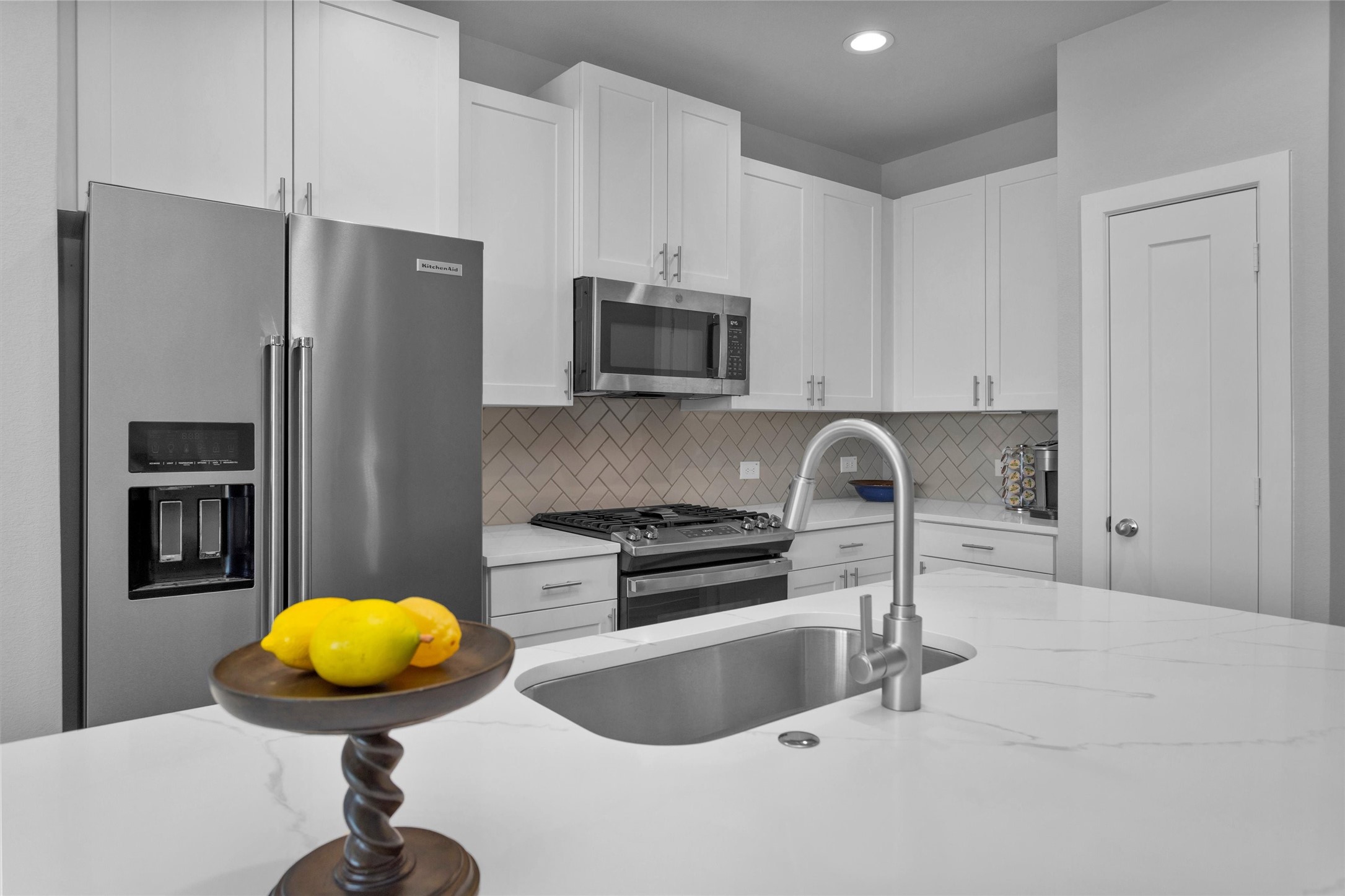 454 South Centro Circle Conroe, TX 77385 - Photo 19 of 34 a kitchen with a sink a refrigerator and cabinets