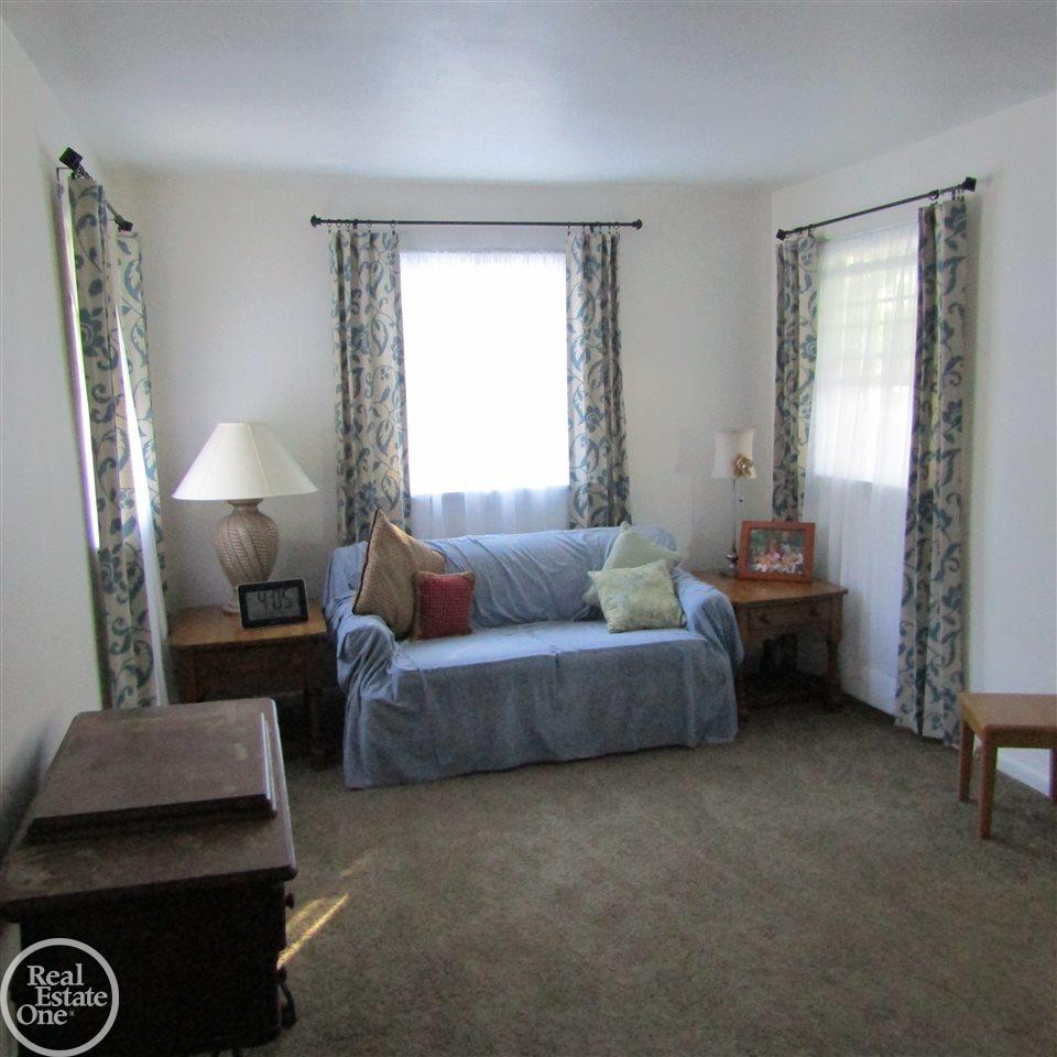 3464 Riverside Drive Port Huron, MI 48060 - Photo 5 of 16 31306171-4.JPG
