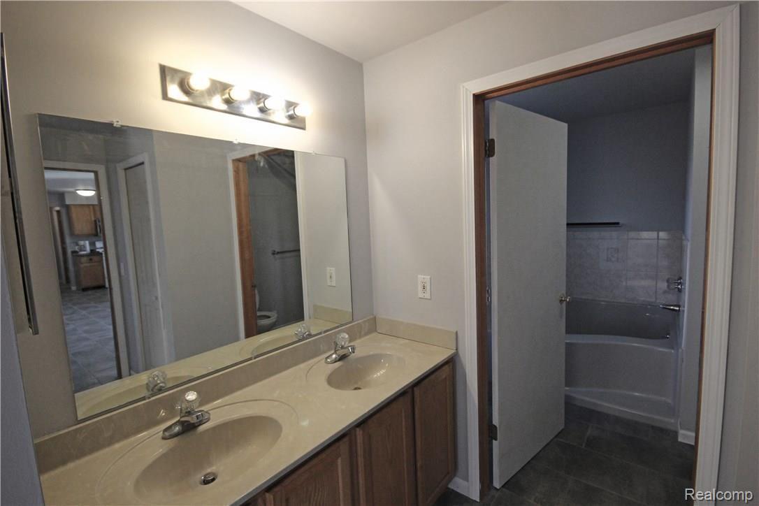 4622 North Lake Road Columbiaville, MI 48421 - Photo 14 of 18 5.jpg