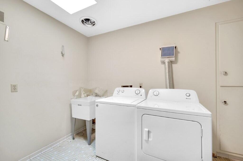 809 West 126th Court Crown Point, IN 46307 - Photo 3 of 47 a utility room with dryer and washer