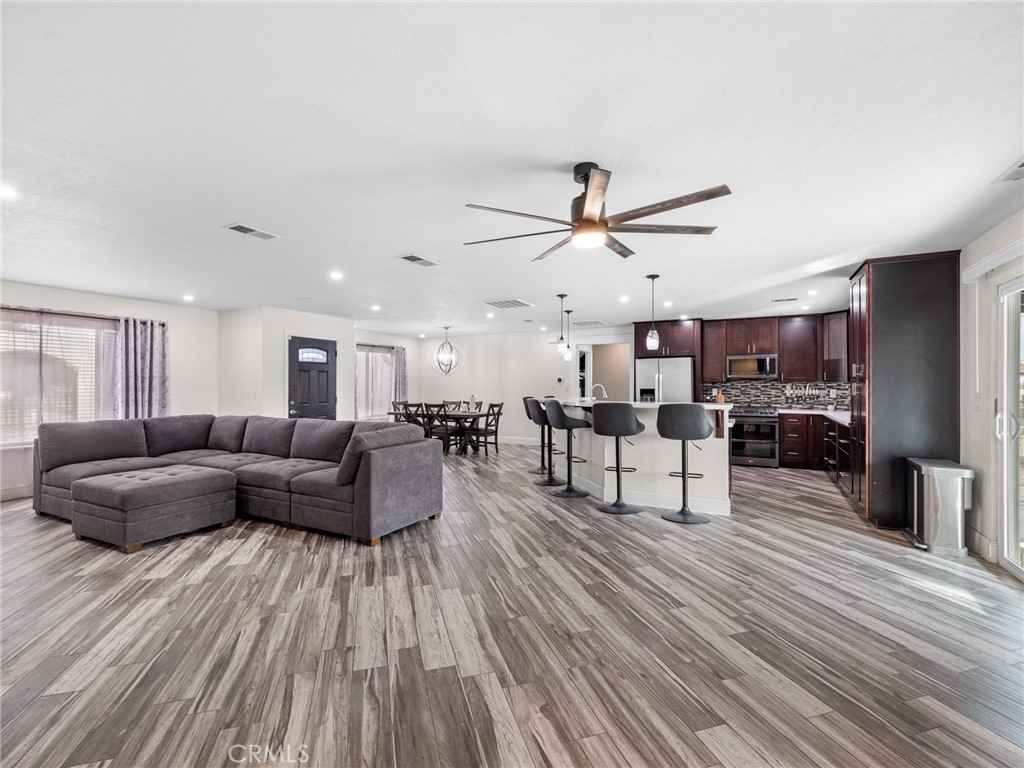 15485 Chole Road Apple Valley, CA 92307 - Photo 22 of 60 a living room with furniture and kitchen view