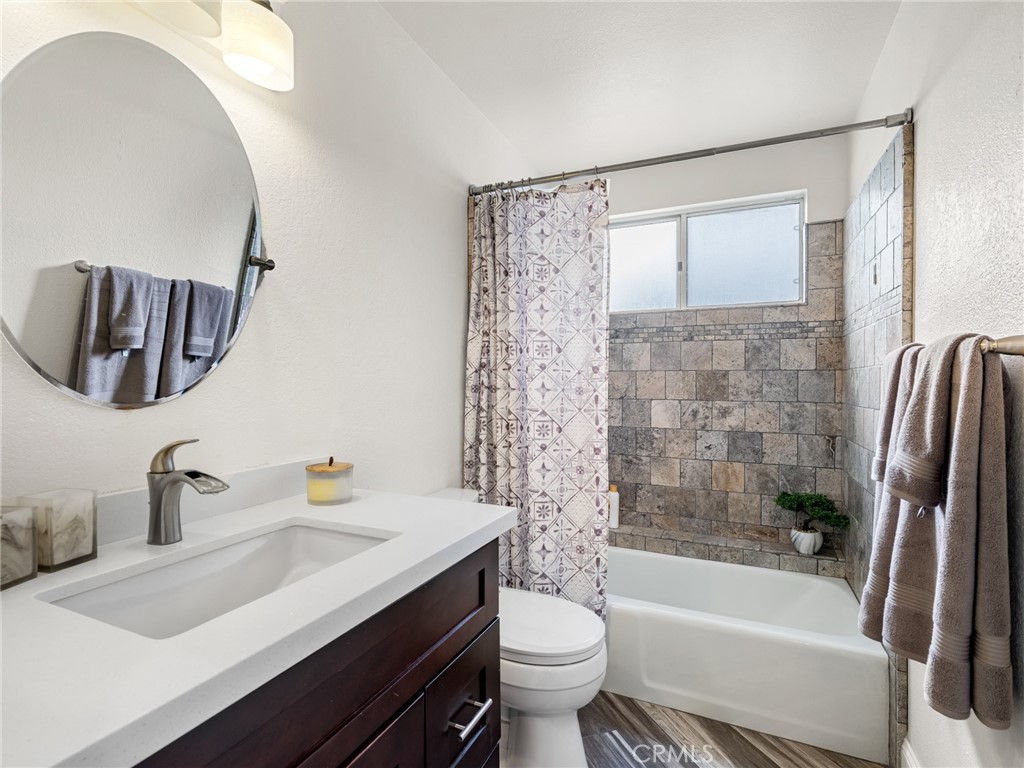 15485 Chole Road Apple Valley, CA 92307 - Photo 25 of 60 a bathroom with a sink a toilet and bathtub