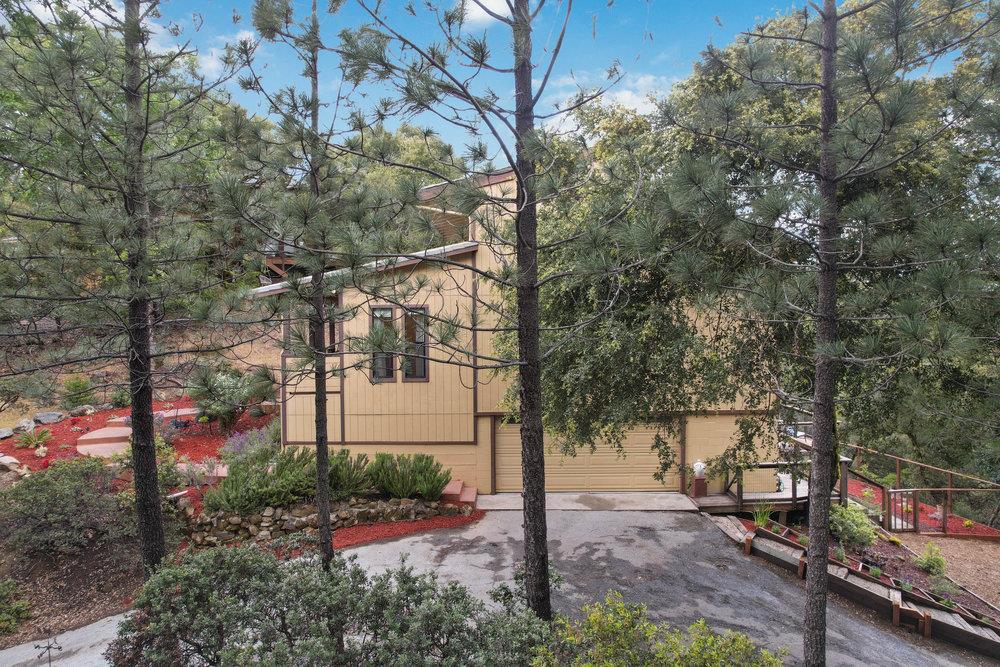 22101 Miller Ridge Road Los Gatos, CA 95033 - Photo 69 of 76 a backyard of a house with lots of green space