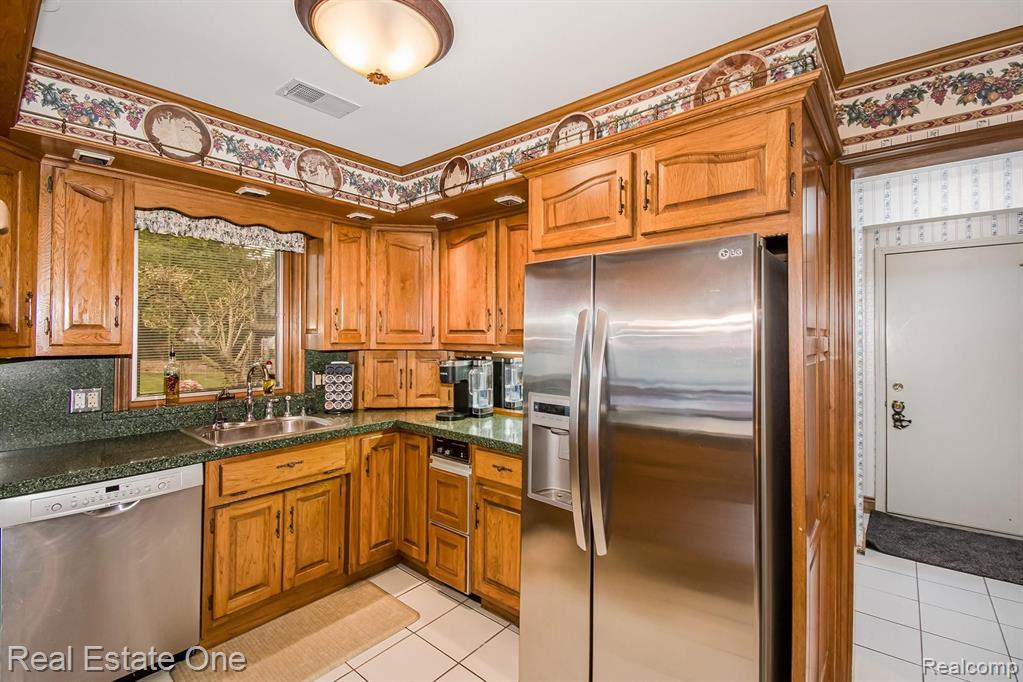 33821 Argonne Road Farmington Hills, MI 48335 - Photo 9 of 39