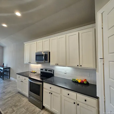 $470,499 | 137 West Medium Meadow Drive, Lytle, TX 78052