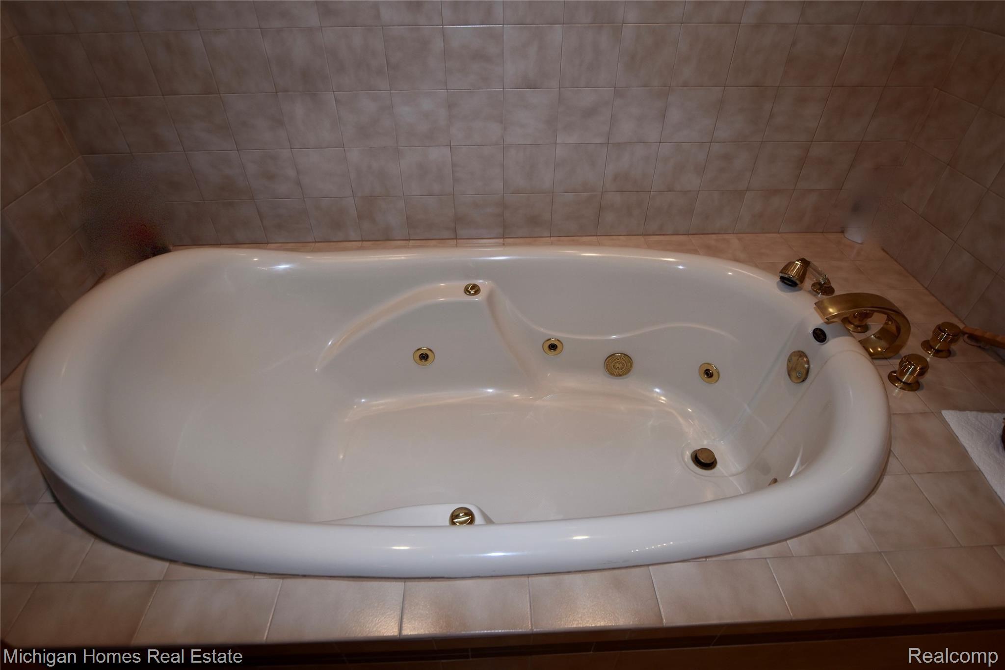 16281 Worden Road Holly, MI 48442 - Photo 21 of 37 Jetted tub