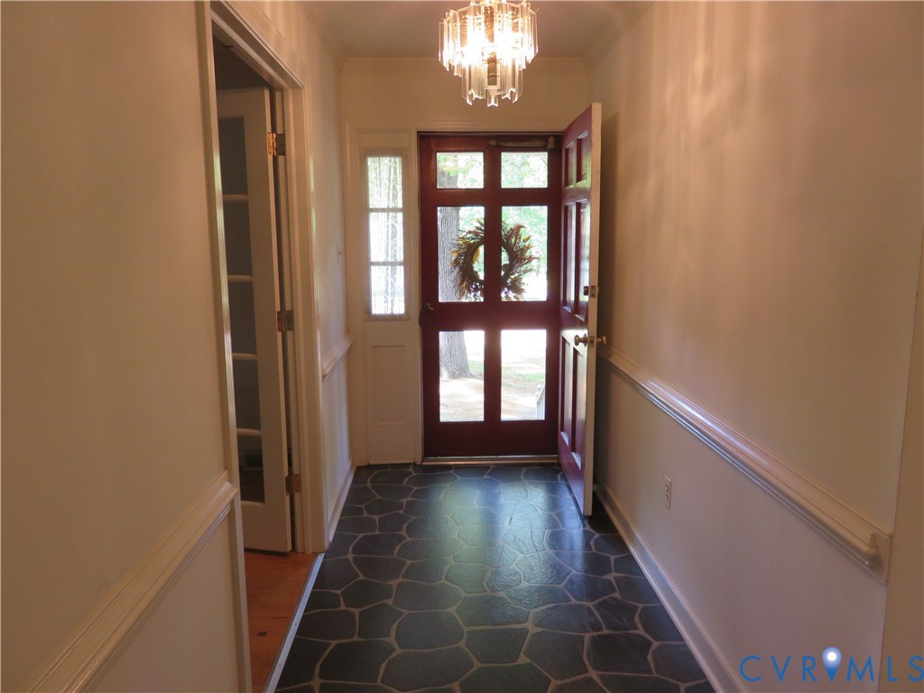 8379 Quailfield Road Mechanicsville, VA 23116 - Photo 14 of 56 a view of hallway with windows